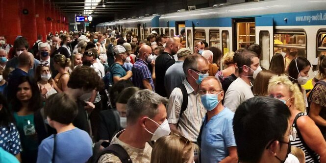 Viele Menschen in einer U-Bahnstation.