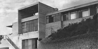 Schwarz-Weiß-Aufnahme von einem modernen Wohnhaus an einem Berghang
