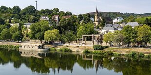 Häuser spiegeln sich in einem Fluss