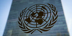 Blick auf das Emblem der Vereinten Nationen am UN-Hauptquartier