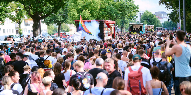 Menschen folgen der Technoparade «Zug der Liebe».