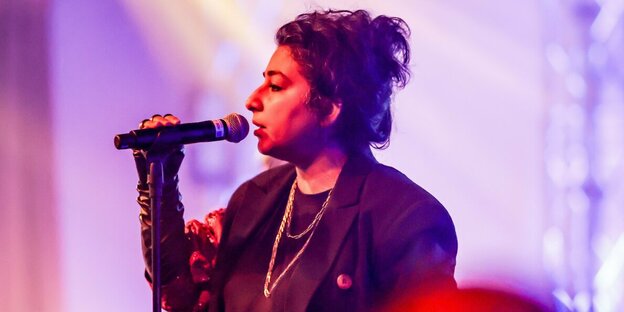 Die Sängerin Arooj Aftab singt auf dem Pop-Kultur-Festival