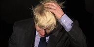 Boris Johnson fasst sich in die Haare