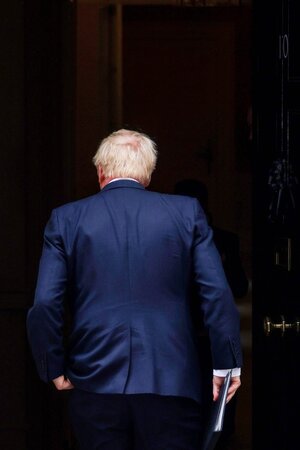 Boris Johnson geht, man sieht ihn von hinten