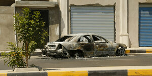 Spuren der Gewalt: Ausgebranntes Auto in Tripolis
