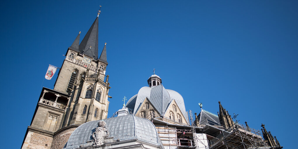 Der Aachener Dom vor blauem Himmel.