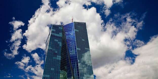 Das Gebäude der Europäischen Zentralbank vor Wolkenhimmel