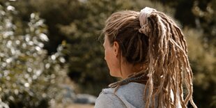 Die Autorin mit ihren Dreadlocks von hinten fotografiert