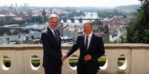 Bundeskanzler Scholz und Tschechiens Ministerpräsident Petr Fiala zum Fototermin mit malerischer Prag-Kulisse
