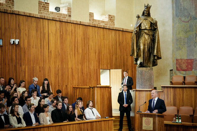 In der altehrwürdigen Karls-Universität in Prag hält Kanzler Scholz eine Rede vor Studierenden