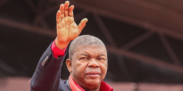 Angolas Präsident winkt