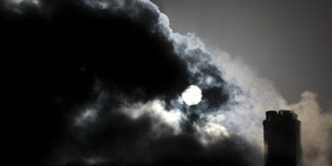 Dunkle Wolken vor Kohlekraftwerk in Australien