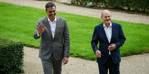 Spaniens Ministerpräsident Sanchez und Kanzler Scholz im Garten von Schloss Meseberg