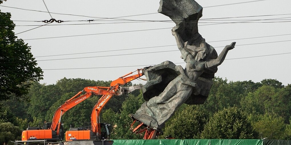 ein Sowjetisches Ehrenmal wird abgebaut