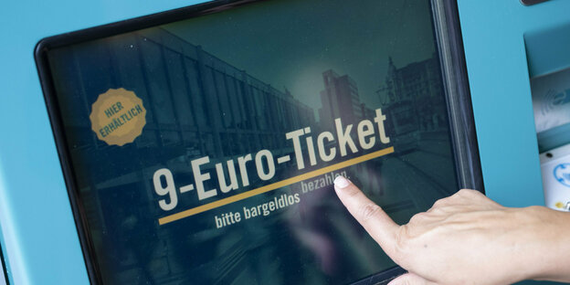 Das Foto zeigt den Bildschirm eines Fahrkartenautomaten, auf dem "9-Euro-Ticket" steht.