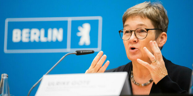 Das Bild zeigt die Berliner Senatorin Ulrike Gote (Grüne) bei der Pressekonferenz nach der Senatssitzung.