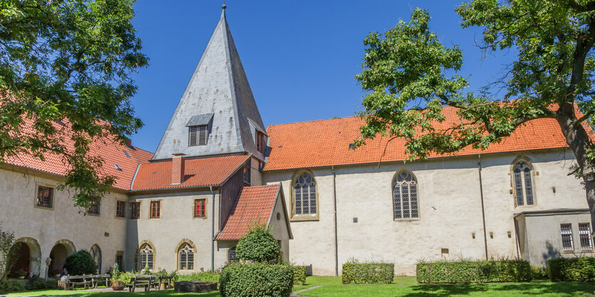 Hisorische Klosergebäude mit Kirchturm