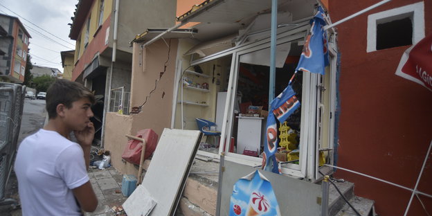 Nach dem Angegriff auf Polizeistation in Istanbul: Zerstörte Nachbargebäude..