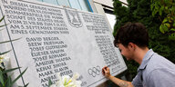 Renovierungsarbeiten an einem Gedenkstein für die getöteten israelischen Sportler
