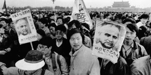 Chinesische Studenten halten Plakate mit Gorbatschow Porträts