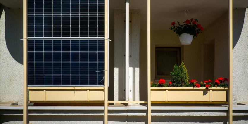 Eine Balkon mit einem mit Kabelbindern montierten Balkonsolarmodul