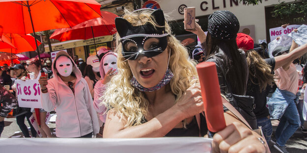 Frauen demonstrieren mit Masken gegen ein Verbot der Prostitution.