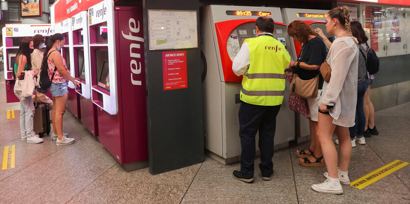 Gedränge an einem Ticketautomaten