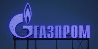 Blaue Leuchtschrift mit dem Gazprom Logo