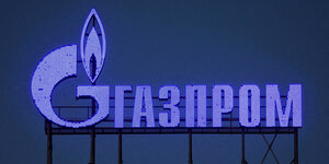 Blaue Leuchtschrift mit dem Gazprom Logo