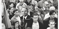 Demonstranten mit Bild von Gorbatschow