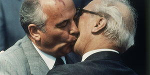 Michail Gorbatschow und Erich Honecker küssen sich