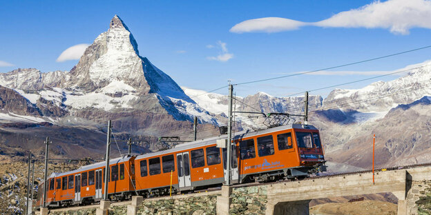 A mountain railway, behind it the Matterhorn