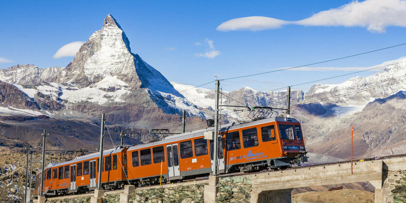 Eine Bergbahn, dahinter das Matterhorn