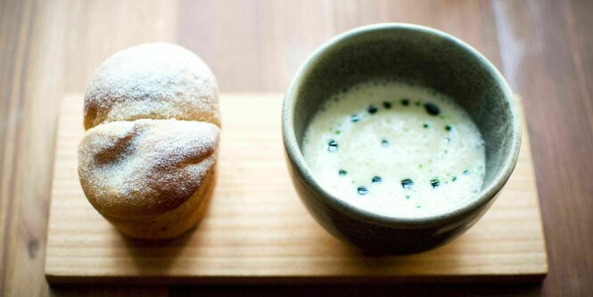 Buchteln mit karamellisierten Zwiebeln, Bergkäse & Schnittlauchöl