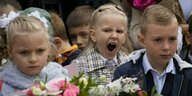 Drei russische Grundschulkinder, festlich gekleidet
