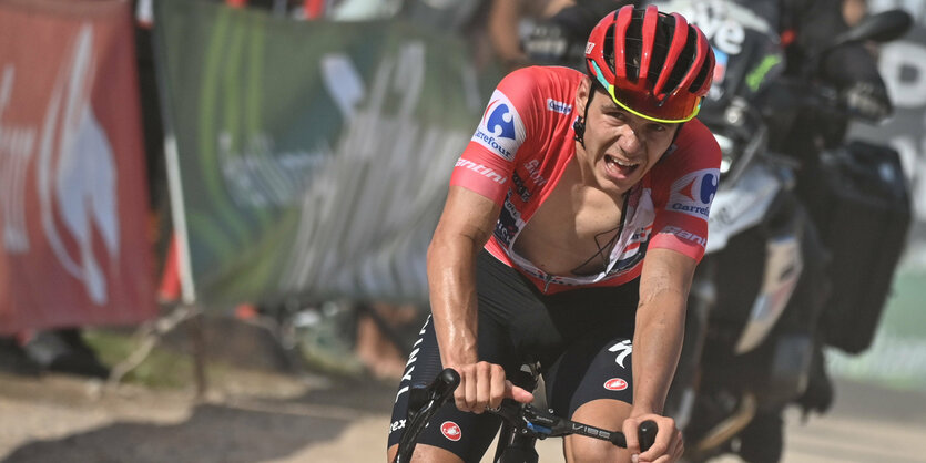 Evenepoel mit vor Anstrengung verzerrtem Gesicht auf dem Rad