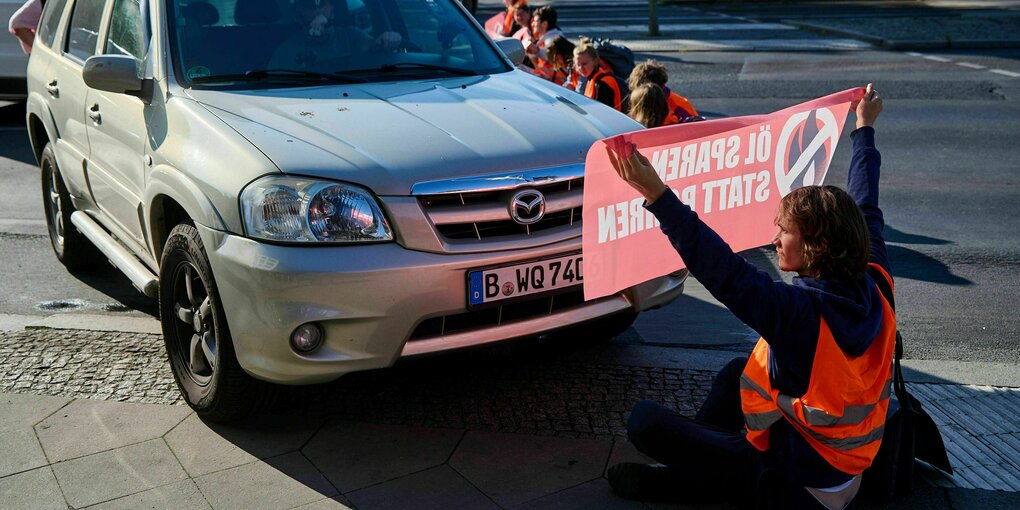 Demonstrant blockiert Auto