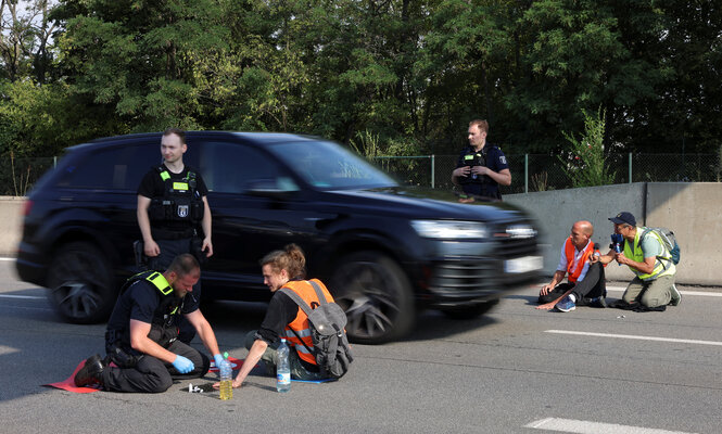 Poliziste und Blockierer