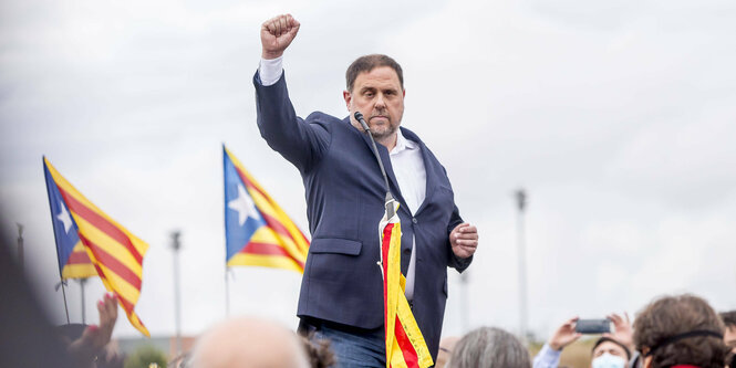 Oriol Junqueras reckt eine Faust gen Himmel