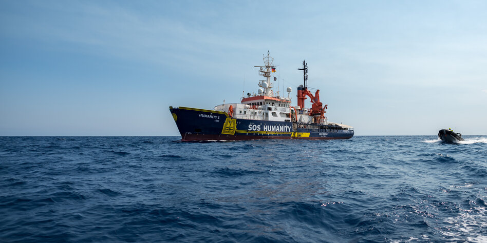 Das Rettungsschiff SOS Humanity 1 auf dem Meer.
