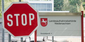 Ein Stop-Schild steht am Eingang der Landesaufnahmebehörde Niedersachsen in Braunschweig (Niedersachsen).