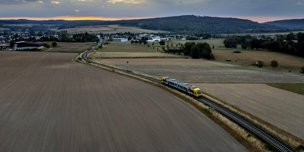 Ein Regionalzug in einer Landschaft