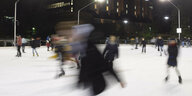 Menschen fahren übers Eis im Eisstadion