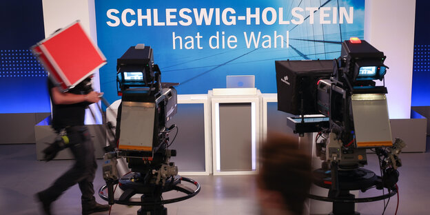Ein NDR-Studio mit dem Spruch Schleswig-Holstein hat die Wahl an der Wand