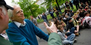 Hans-Christian Ströbele sitzt auf einem Fahrrad vor einer Sitzblockade gegen die NPD am 1. Mai 2010 in Berlin