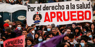 Menschen demonstrieren für "Apruebo"