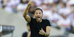 Domenico Tedesco protestiert mit erhobenem Arm