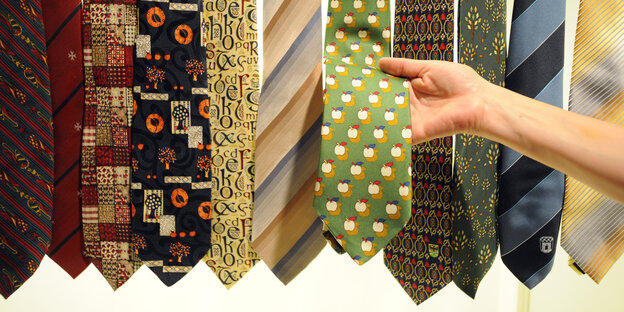 Eine Reihe gemusterter Krawatten