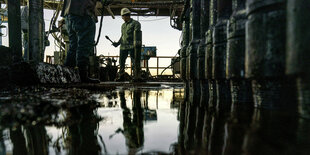 Arbeiter auf der Latshaw-Bohranlage Nr. 43 im Permian Basin in Texas, USA