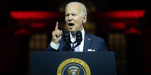 Biden spricht mit erhobenen Zeigefinger